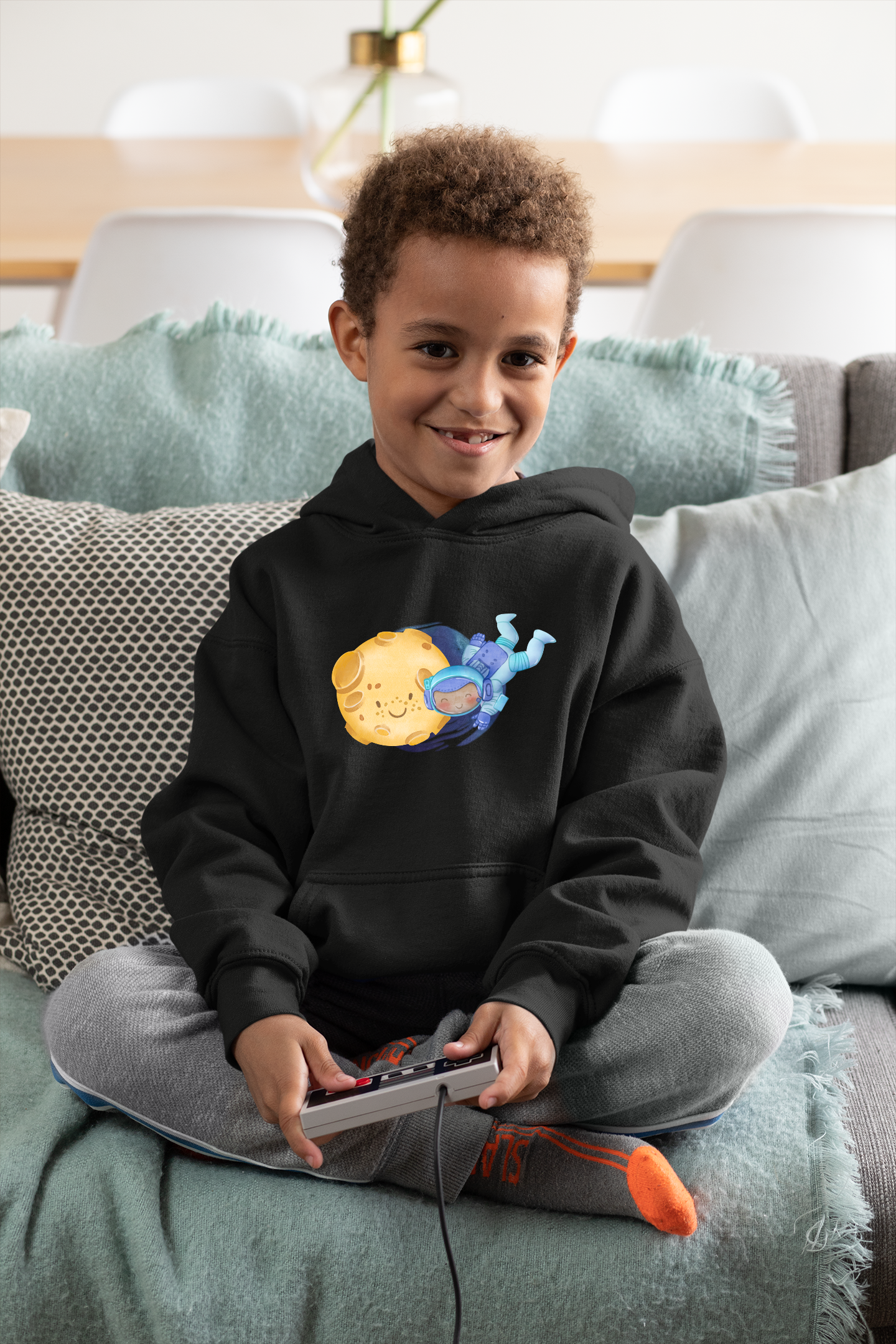 Kinder Hoodie Moon Buddy in Jet Black – Unisex, 80 % Baumwolle, Größen 2XS–S, Mommy’s Hero