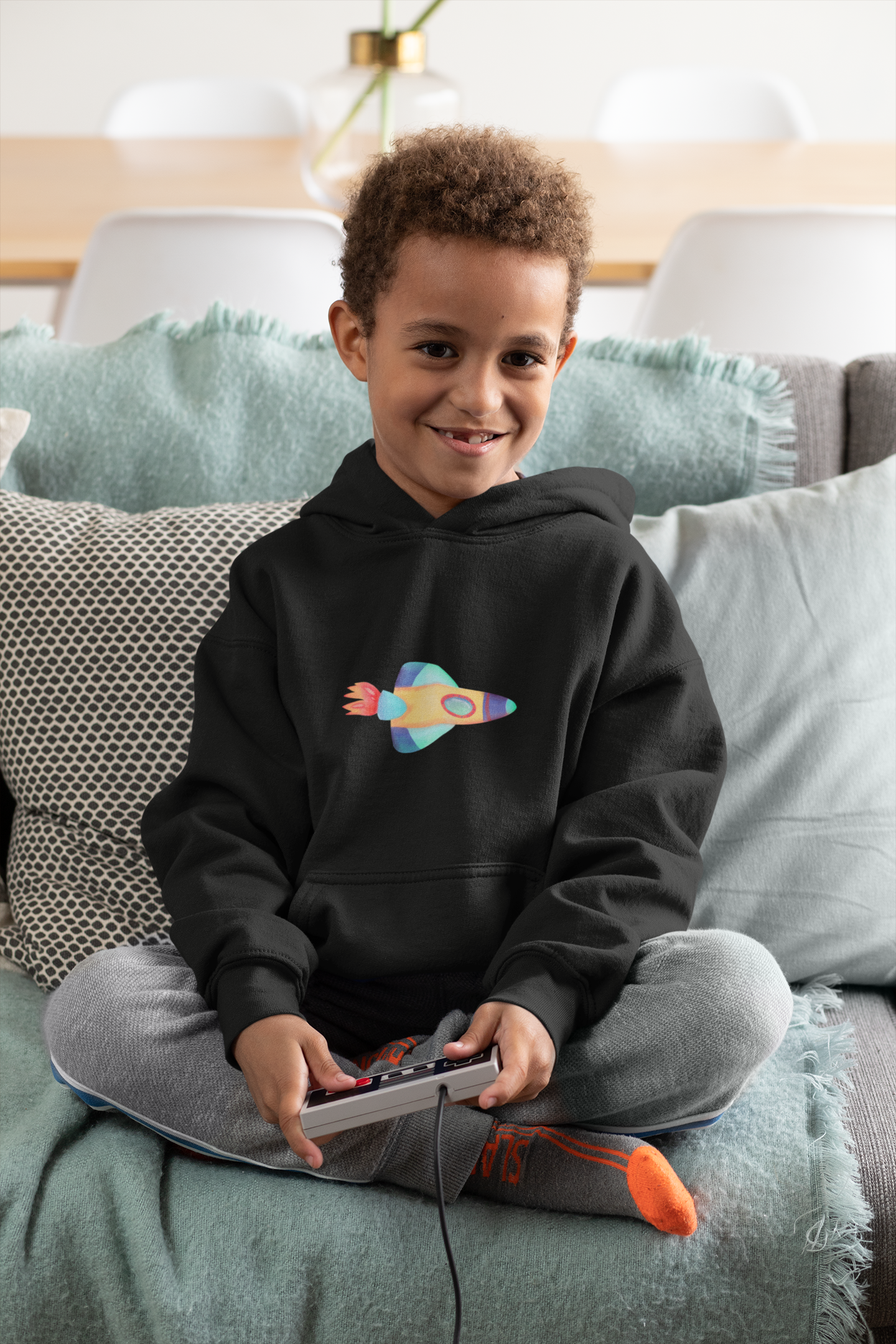 Kinder Hoodie Rakete in Jet Black – Unisex, 80 % Baumwolle, Größen 2XS–S, Mommy’s Hero
