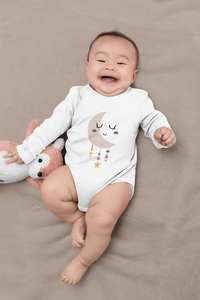 Neugeborenen-Body – [Halbmond mit Gesicht] am Baby getragen – Mommy’s Hero