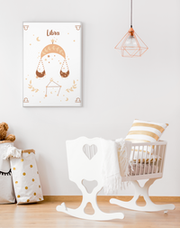 Kinderzimmer-Poster Sternzeichen Waage im Rahmen an der Wand – Mommy’s Hero